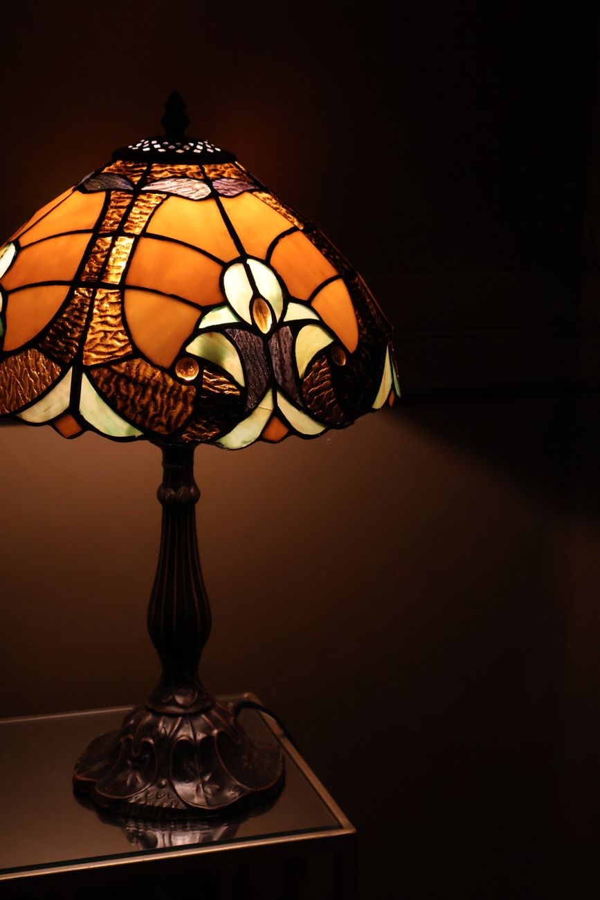 Upaljena Tiffany lampa s motivom magnolije