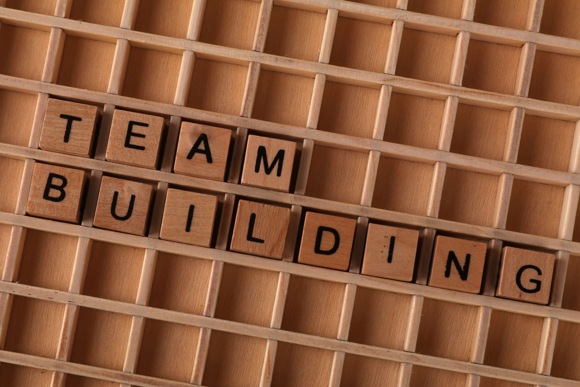 Grupa polaznika na team building radionici staklarstva